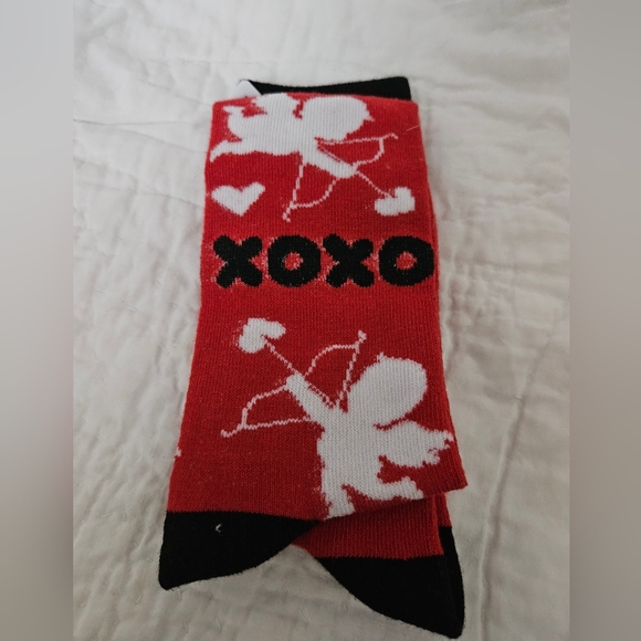 ⚠️Free bundle item- NWT valentines socks - Picture 3 of 3